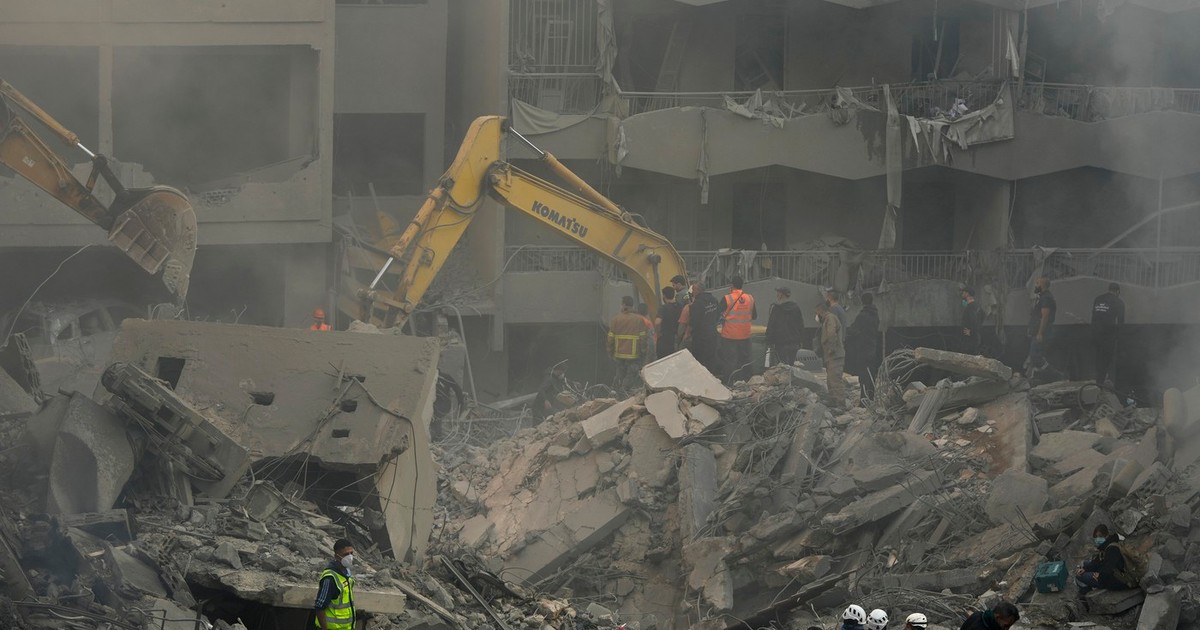 Echipele de salvare și oamenii caută victime la locul unui atac aerian israelian care a lovit centrul Beirutului, Liban, sâmbătă, 23 noiembrie 2024