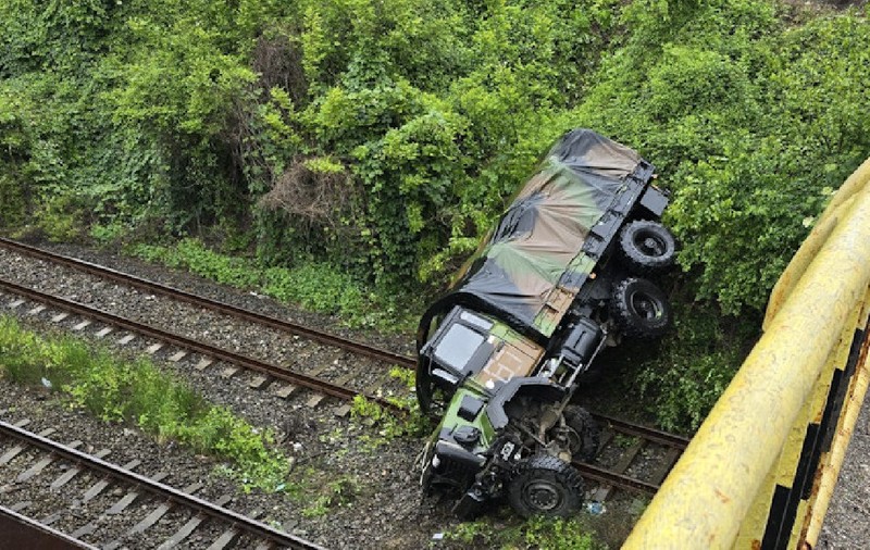 Un camion militar francez a căzut de pe șosea pe Valea Oltului. Două victime, trenuri oprite