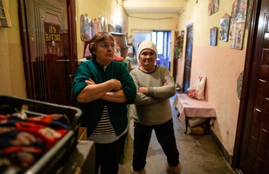 Doamna Niculina (stânga) stă de aproape 20 de ani în blocul 13