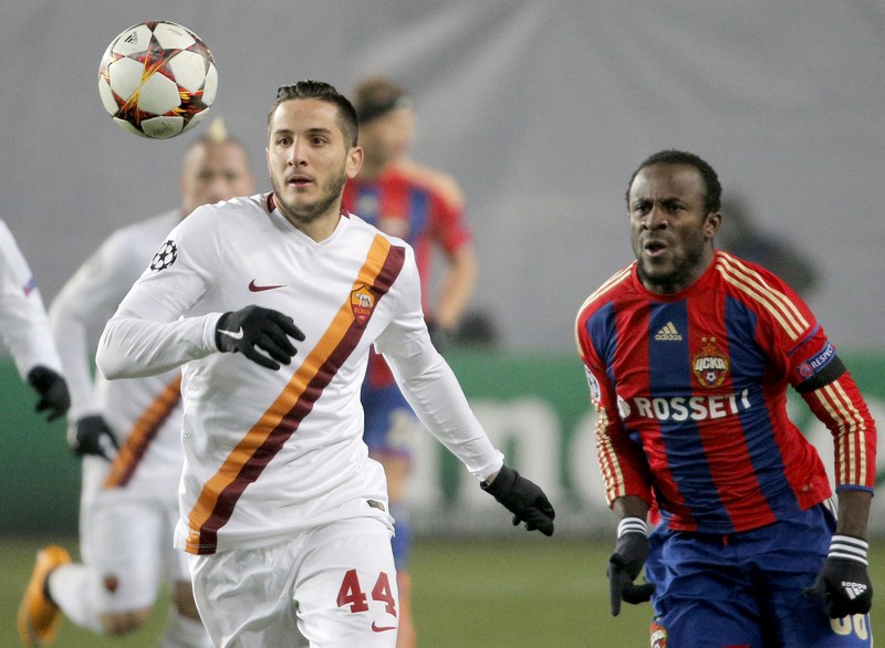 epa04503526 Kostas Manolas (L) of AS Roma in action against Seydou Doumbia (R) of CSKA Moscow during the UEFA Champions League group E soccer match between CSKA Moscow and AS Roma at Khimki stadium in Moscow, Russia, 25 November 2014. EPA/MAXIM SHIPENKOV