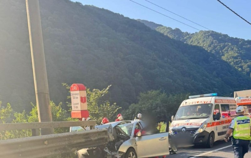 Trafic blocat complet după un accident grav pe Valea Oltului, pe DN7, în afara localității Boița. O persoană a rămas încarcerată
