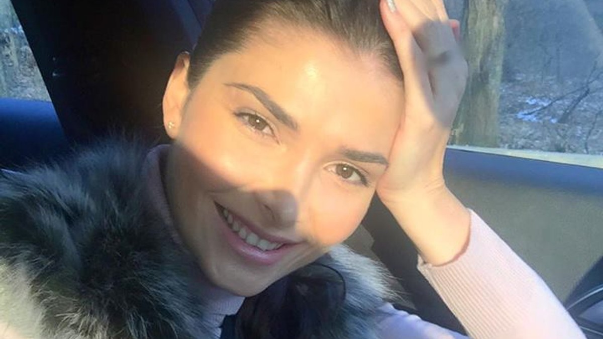 Alina Pușcaș, zâmbitoare la volanul mașinii