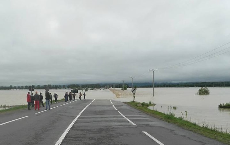 UPDATE: COD ROȘU de inundații, prelungit! Două persoane au murit, iar șoseaua E85 a fost «înghițită» de puhoaie