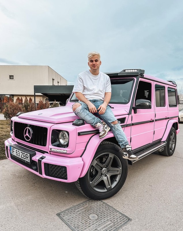Un youtuber din România a investit peste 1 milion de euro în imobiliare. În ce zonă a cumpărat mai multe vile