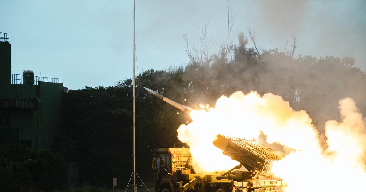 Un sistem american Himars, în plină acțiune, în imagine se observă foc, testat de armata taiwaneză Foto: Profimedia