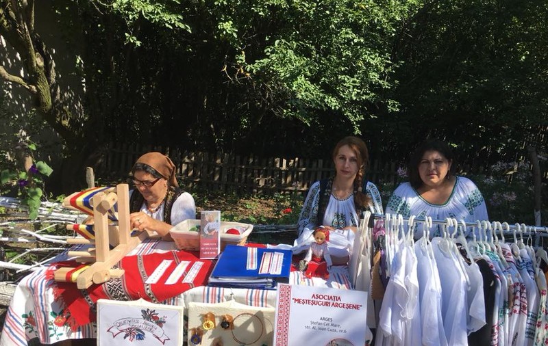 VIDEO/ Femei la război! Scutură praful de pe o tradiție veche și ”aruncă în luptă” costumul popular