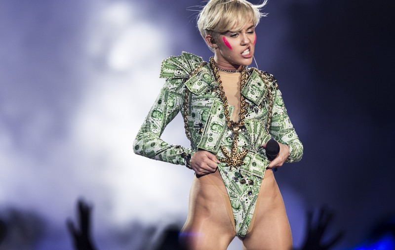 E deja prea mult! Uite cum trage de body pe scenă ca să i se vadă TOT! | FOTO