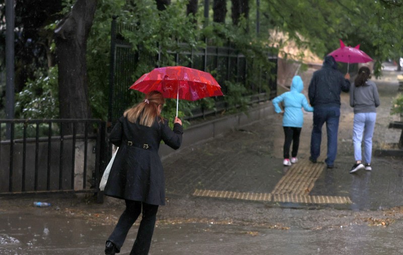 Noi avertizări de ploi torențiale în București și 28 de județe