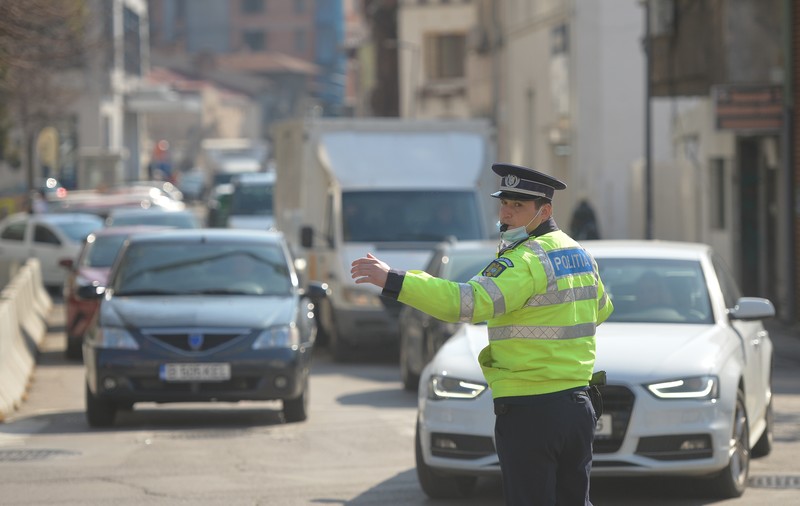 Tânărul care a furat o mașină a Poliției din Sibiu și s-a dat drept polițist, arestat pentru 30 de zile