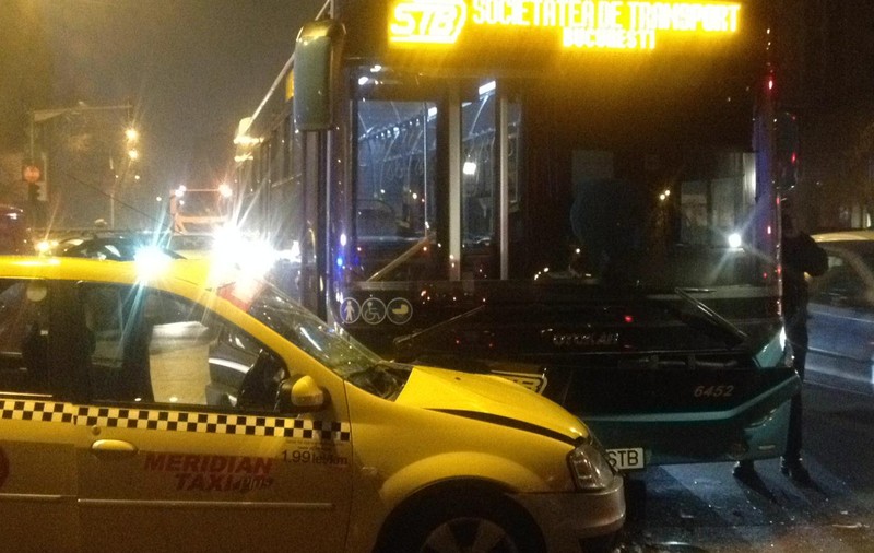 Autobuz Otokar, accident cu un taxi în Capitală. Șoferul automobilului a fost rănit