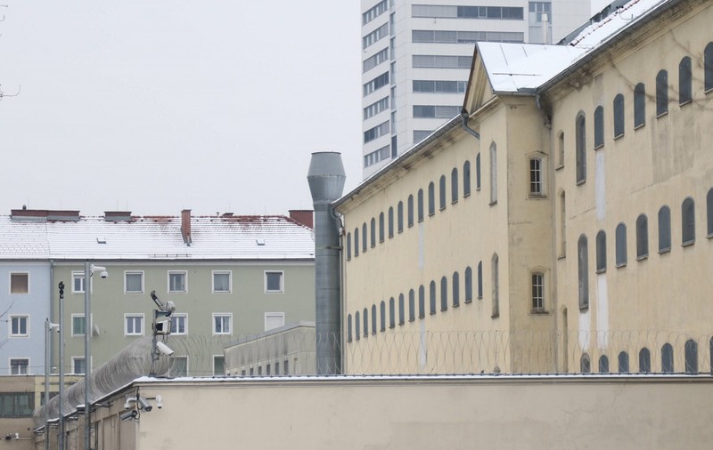 Trei români împărțeau aceeași celulă într-o închisoare austriacă și unul a fost aproape ucis: „Se prosteau și se stropeau cu apă”