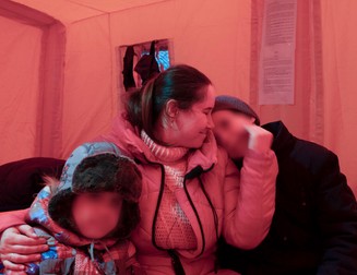 Alina, cu doi dintre copiii ei, într-o tabără de refugiați. Foto: Salvați Copiii
