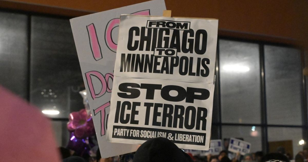 Un manifestant ține un pancart pe care scrie „De la Chicago la Minneapolis, opriți teroarea ICE” în timpul unei veghe de urgență și a unui protest în cartierul Little Village, pe 7 ianuarie 2026, în Chicago, Illinois. Organizată de Consiliul Comunității Little Village și de activiști locali, adunarea a avut loc ca răspuns la împușcarea mortală a lui Renee Nicole Good, o cetățeană americană în vârstă de 37 de ani.