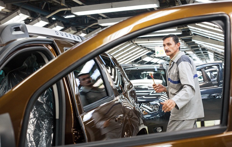 NOI EMAIL-URI ILEGALE! Cum sunt ținuți românii pe salarii mici de multinaționale. Le-au refuzat angajarea la Renault pentru că lucrau la subcontractor!