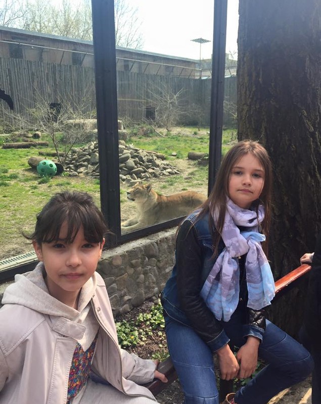 Elena Udrea s-a relaxat la Zoo Băneasa. Ce fetițe drăguțe au însoțit-o | FOTO
