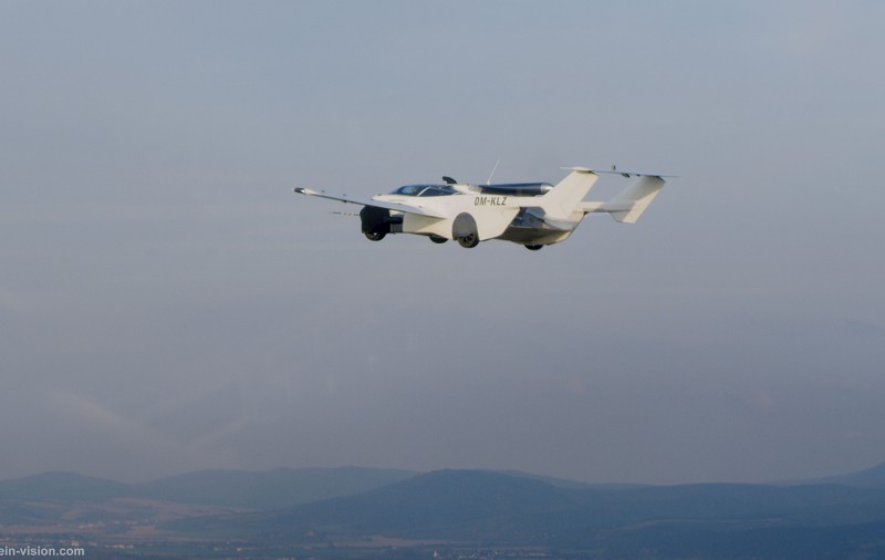 Mașina hibrid care se transformă într-un avion, zbor de 35 de minute deasupra Slovaciei