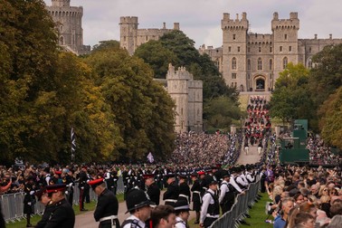 Momentul când convoiul care transportă sicriul reginei Elisabeta a II-a s-a îndreptat spre Castelul Windsor