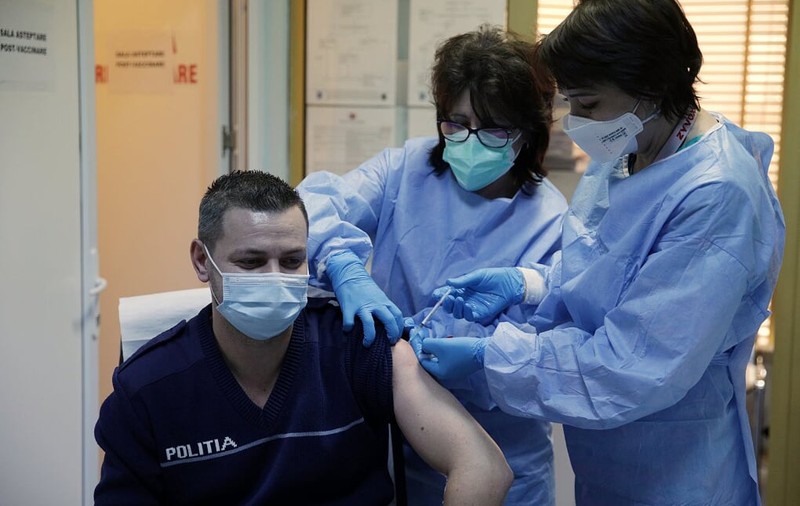 VIDEO | Zeci de angajați din MAI s-au vaccinat, vineri, împotriva noului coronavirus la spitalul Gerota din București