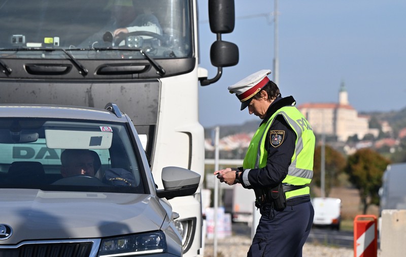 În timp ce România încă încearcă să intre cu frontierele terestre în Schengen, mai multe țări au reintrodus controale la graniță. Motivele invocate