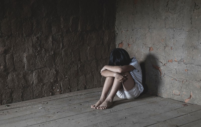 Cum explică judecătorii eliberarea din arest a doi bărbați acuzați că au violat o fetiță de 11 ani. Unul era recidivist