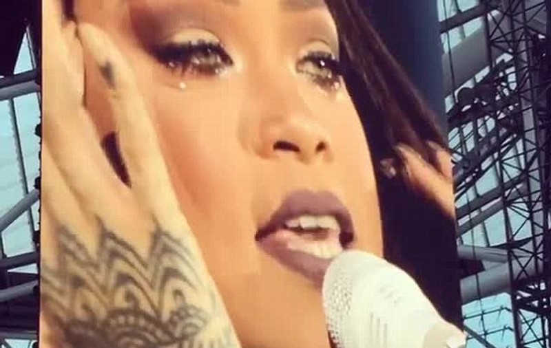 Rihanna, în lacrimi la un concert. Cântăreaţa a avut nevoie de o pauză pentru a-şi reveni | VIDEO