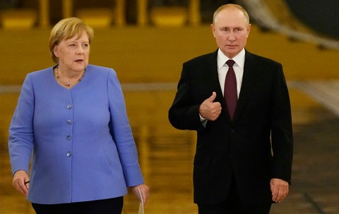 Angela Merkel refuză să negocieze cu Vladimir Putin. Motivul invocat de fostul cancelar german