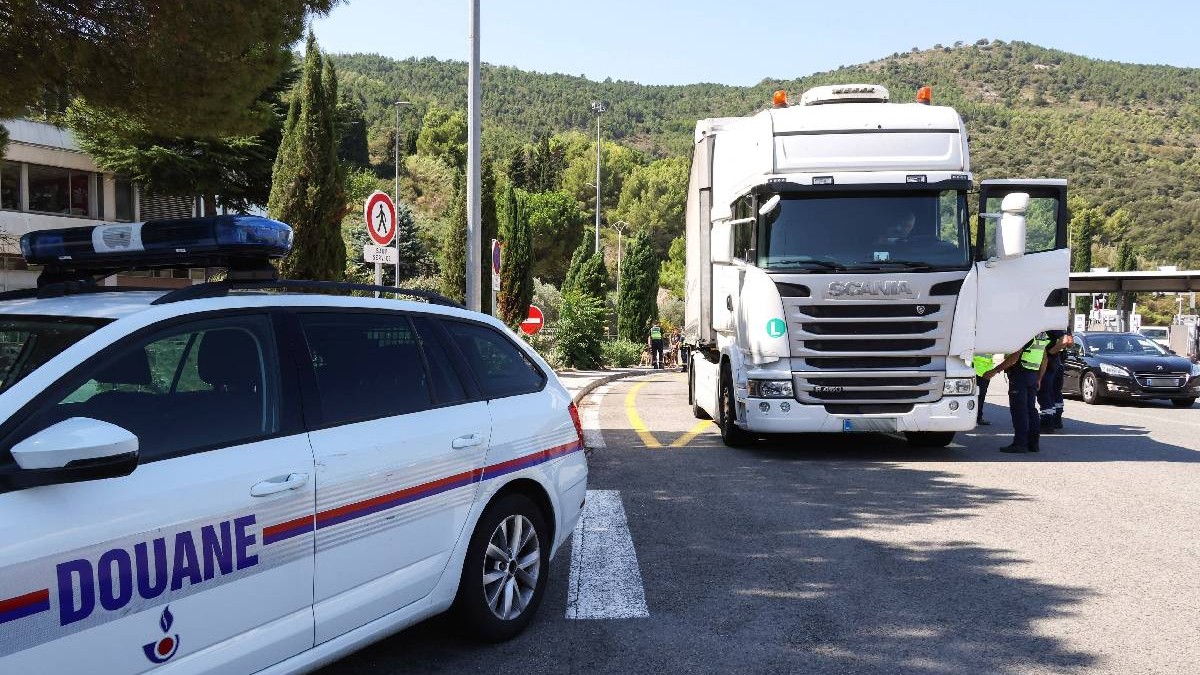 O mașină a vameșilor și un camion oprit pentru un control