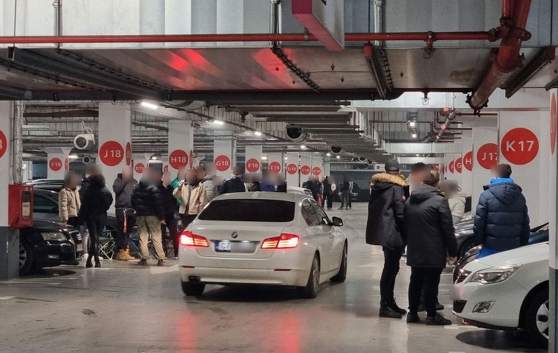 Tinerii pasionați de mașini din Constanța și-au schimbat locul de întâlnire în parcarea subterană a unui mall din oraș