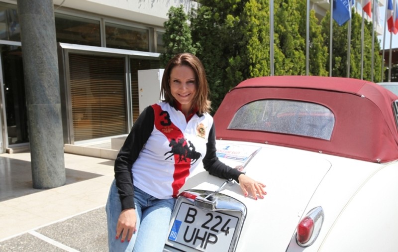  Cori Gramescu, prima femeie din România pilot într-un raliu cu maşini de epocă 