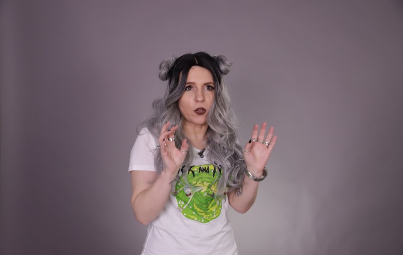 VIDEO | Poeta Marcica, povestea fetei cu scleroză multiplă care își ucide iubiții în versuri. Interviu cu scriitoarea Ioana Laura Florescu: ”Nu vă mai grăbiți, viața trece oricum prea repede!”