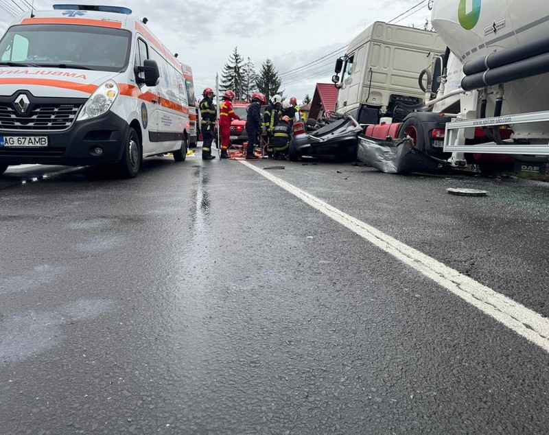 Trei oameni au murit pe DN7, la Bascov, Argeș, după ce un autoturism s-a izbit violent de o cisternă