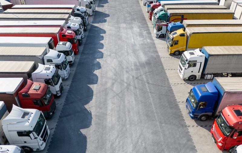 Șoferii de TIR pregătesc o grevă de 5 zile în peste 100 de orașe, din cauza creșterilor uriașe la carburanți, în Italia