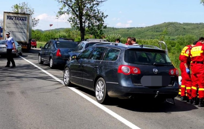 Accident pe DN 7. Cinci persoane, între care trei copii, au fost rănite