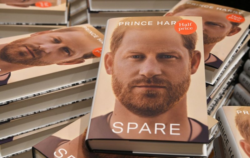 Prințul Harry spune că unele episoade petrecute între el, tatăl și fratele său nu au fost incluse în cartea sa. „Nu cred că m-ar ierta vreodată”