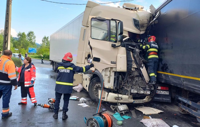 Un şofer bulgar de TIR a murit după ce autotrenul său s-a ciocnit cu un alt TIR condus de un ucrainean, la Plugova