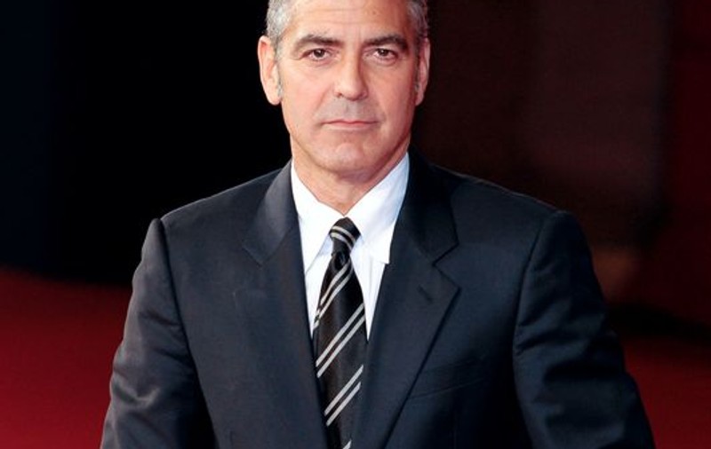 Angelina Jolie despre George Clooney: "E un alcoolic afemeiat"