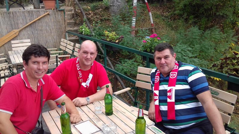 Gabriel Rusu, în centru, este mare suporter al ”Bătrânei Doamne” UTA.