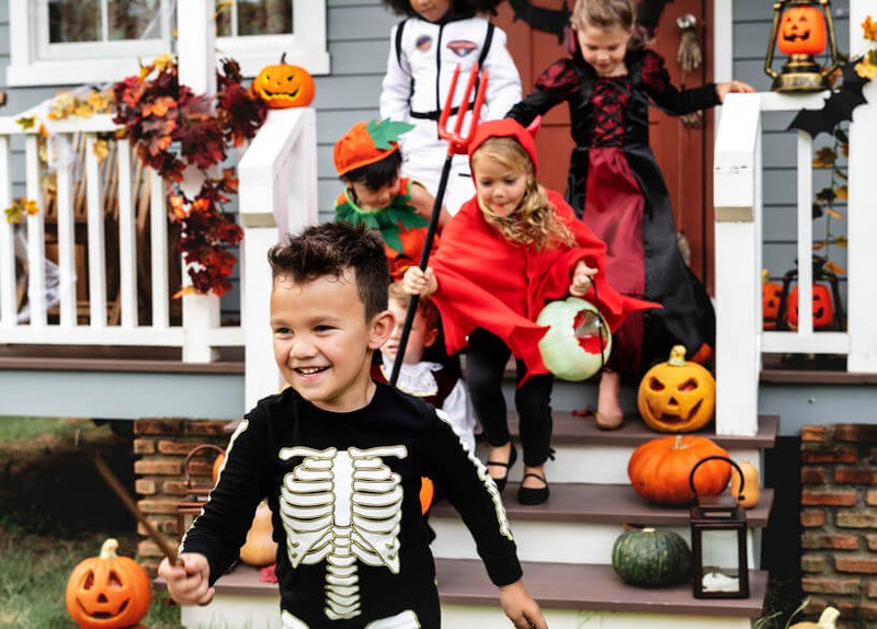 Copii costumați de Halloween