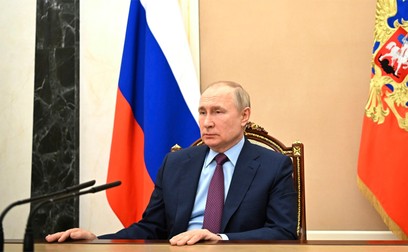 Vladimir Putin într-o discuție face-to-face cu Ministrul rus de Externe Sergey Lavrov, la Kremlin, 14 februarie 2022. Foto: Profimedia