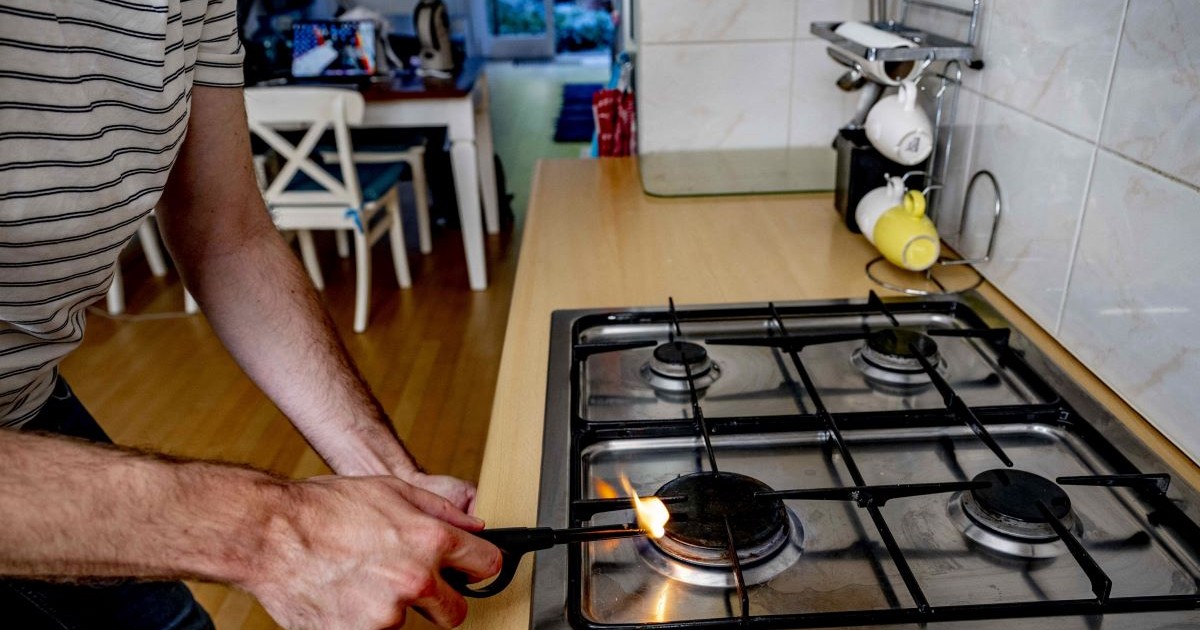 Un om încearcă să aprindă un aragaz