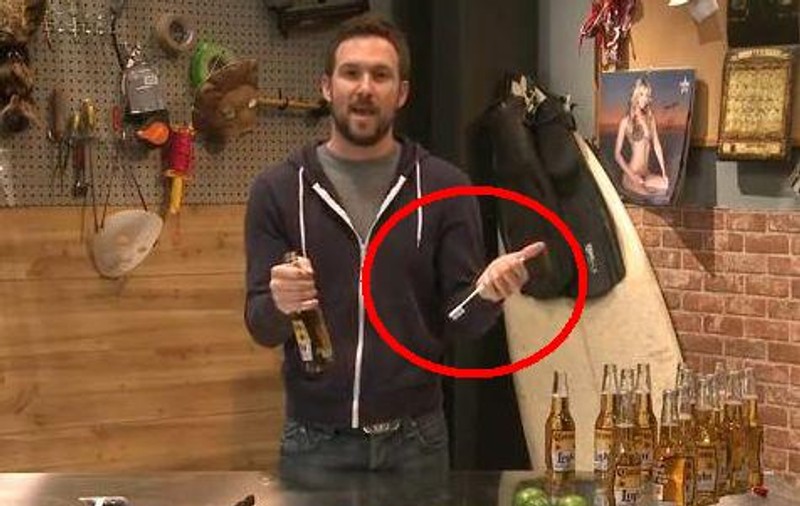 Video | Uite cum deschizi o sticlă de bere cu o bancnotă, pix sau chiar cu o curea!
