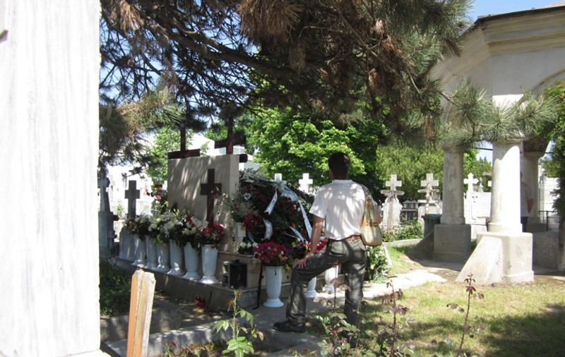 Azi, de ziua lui, Florin Călinescu nici n-a avut puterea să iasă din casă. Mormântul fiului său a devenit loc de pelerinaj | GALERIE FOTO