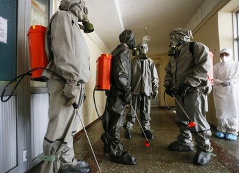 Angajați ai serviciilor de urgență din Donețk, Ucraina, dezinfectează un spital FOTO: EPA