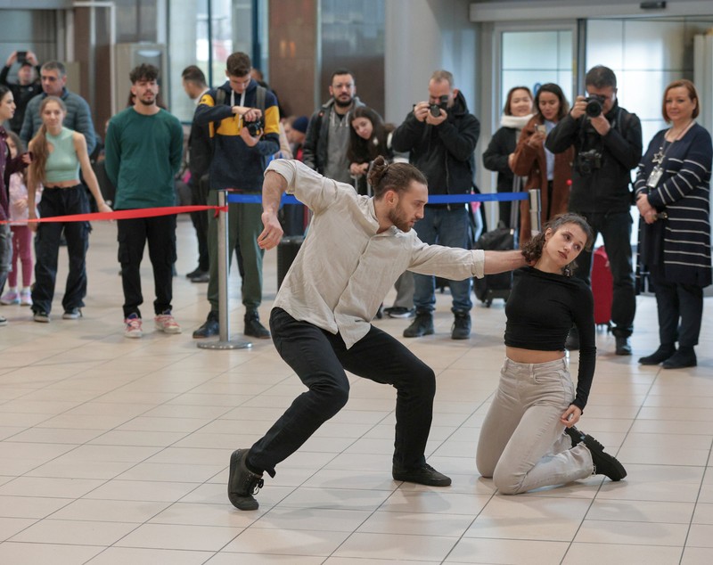 Surpriză pentru călătorii de pe Aeroportul Otopeni, de Valentine’s Day: spectacole din Shakespeare și momente coregrafice