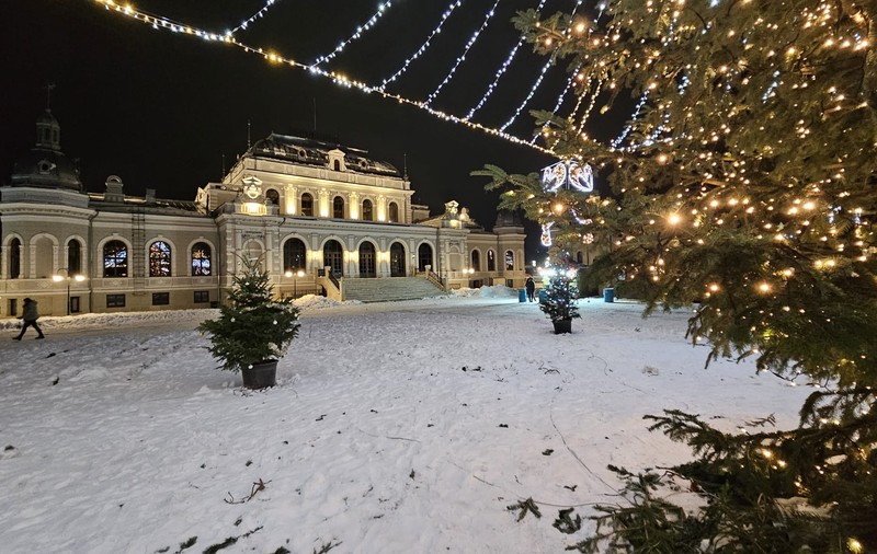 Vatra Dornei este pregătită pentru sfârșitul de an. Orașul-stațiune are hotelurile pline, pârtiile deschise și prețuri accesibile | REPORTAJ
