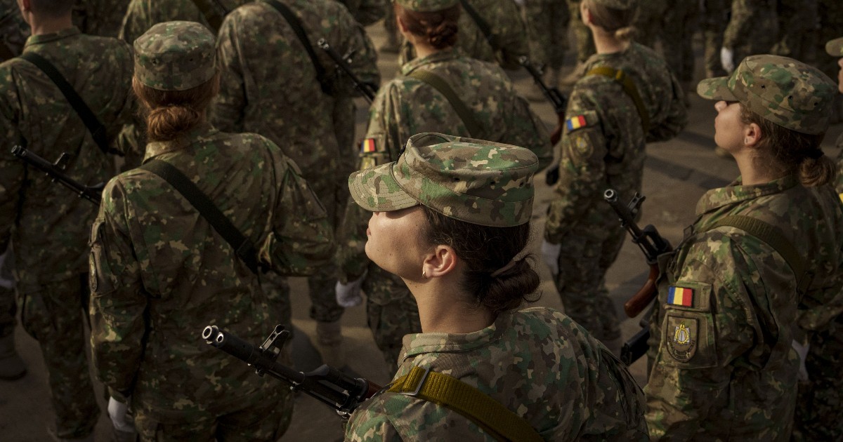 În imagine sunt ilustrați studenți în uniformă militară