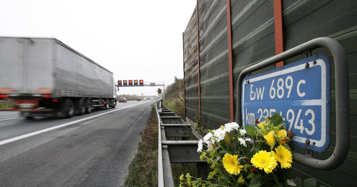 Un TIR trece prin locul în care au fost puse flori după un accinet mortal, pe o autostradă din Germania, 4 noiembrie 2008