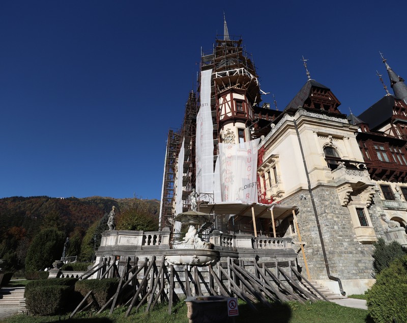 Castelul Peleș a ajuns o ruină în proptele. Casa Regală și Ministerul Culturii negociază molcom cine să rezolve problema care accelerează degradarea