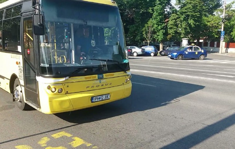Două cauciucuri ale unui autobuz din Ploiești au explodat din mers. Un călător a fost transportat la spital