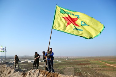 Membri ai Unității de Protecție a Poporului Kurd (YPG) sărbătoresc victoria din Kobane, din 26 septembrie 2015 | Foto: EPA